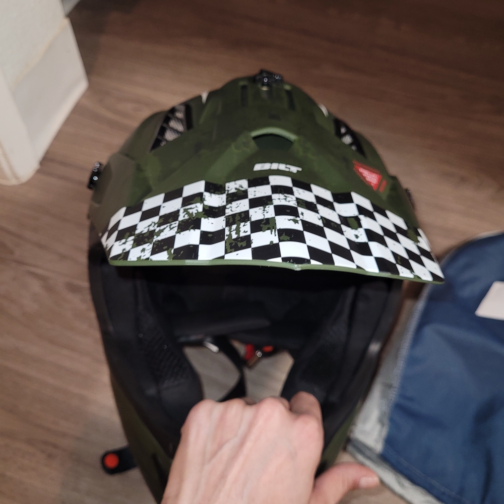XL Green Motocross Helmet with Green Goggles - Picture 8 of 14
